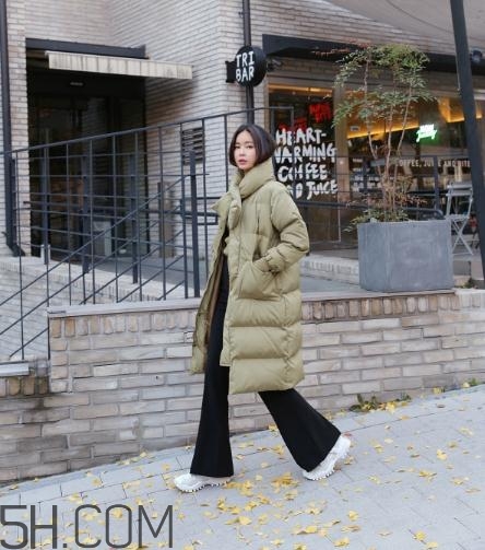 喇叭褲搭配羽絨服好看嗎？喇叭褲搭配羽絨服圖片
