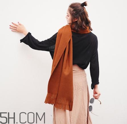焦糖色圍巾配什么顏色衣服？焦糖色圍巾搭配圖片