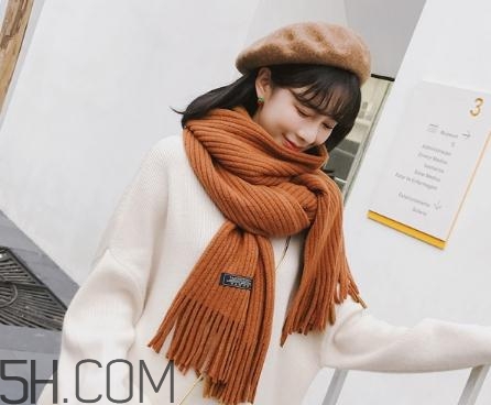 焦糖色圍巾配什么顏色衣服？焦糖色圍巾搭配圖片