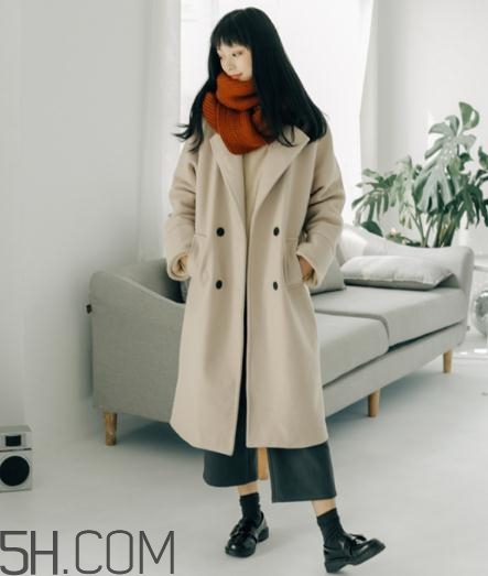 焦糖色圍巾配什么顏色衣服？焦糖色圍巾搭配圖片