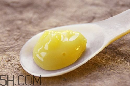 蜂王漿的營養(yǎng)成分有哪些？怎么辨別真假蜂王漿？