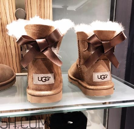 ugg雪地靴要穿襪子嗎？ugg是光腳穿嗎？