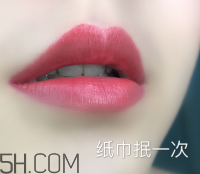 倩碧小方唇膏持久度如何？沾杯嗎？