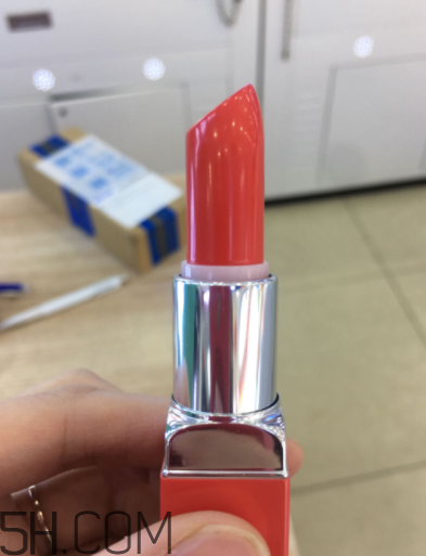 倩碧小方唇膏持久度如何？沾杯嗎？