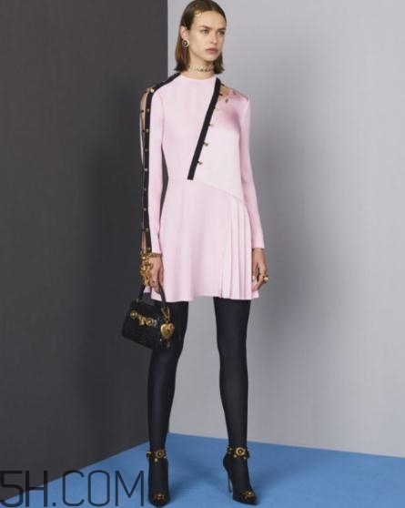 versace2018早秋服裝系列好看嗎_有哪些款式？