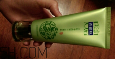 百雀羚泡沫潔面乳洗后緊繃嗎？適合干皮嗎？