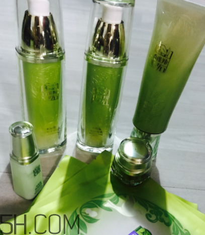 百雀羚水能量套盒適合油皮嗎？適合秋冬用嗎？