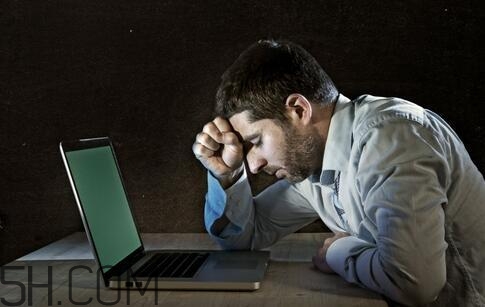 男性經(jīng)常熬夜有哪些危害？男性常熬夜對身體危害有哪些？