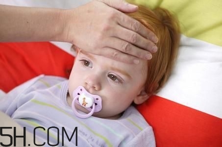 小兒肺炎的癥狀表現(xiàn)有哪些？小兒肺炎應(yīng)該怎么治療？