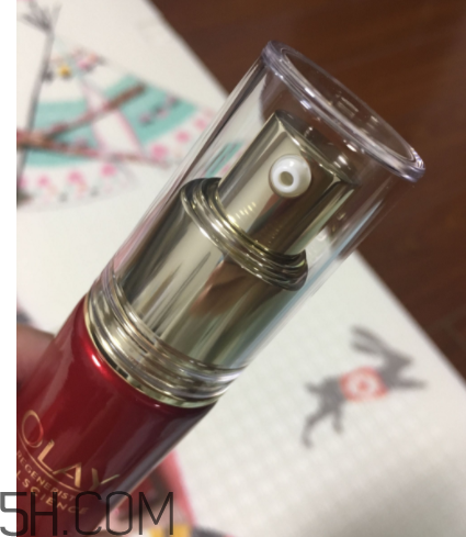 Olay小臉精華露是乳液?jiǎn)?？用在哪一個(gè)步驟？