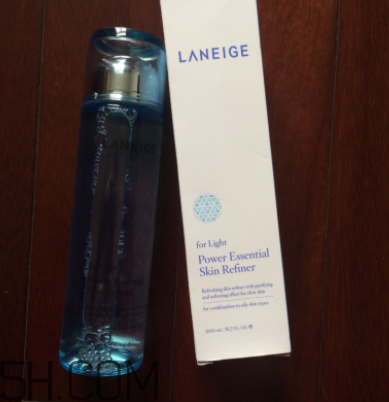 蘭芝水衡精華水油不油？適合油皮嗎？