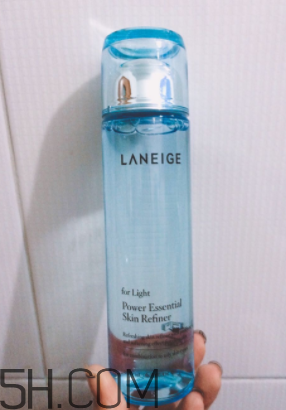 蘭芝水衡精華水油不油？適合油皮嗎？