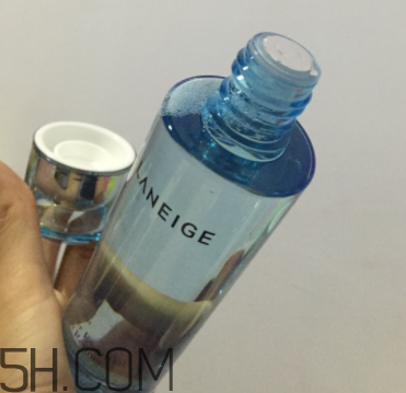 蘭芝水衡精華水油不油？適合油皮嗎？