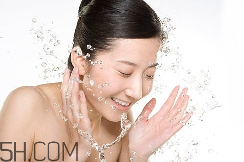 素顏霜v7真的不用卸妝嗎？卸妝時水溫要注意什么？