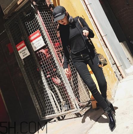 黑色衣服掉色屬于質(zhì)量問題嗎？黑色衣服掉色嚴(yán)重怎么辦？