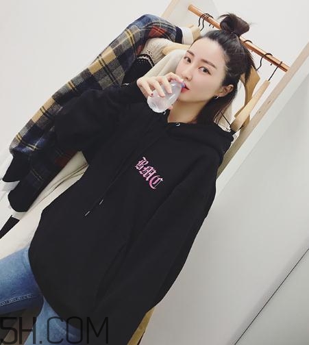 黑色衣服粘毛怎么處理？黑色衣服沾毛怎么辦？