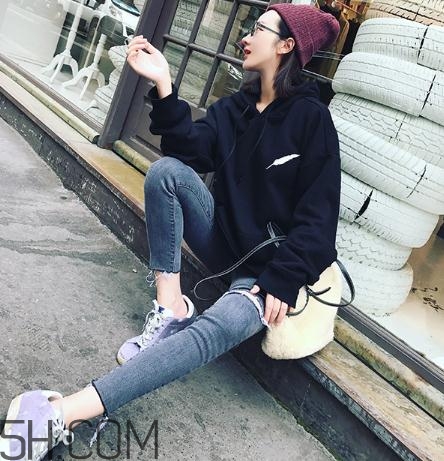 黑色衣服被漂白水弄壞怎么復(fù)原？黑色衣服被84燒黃了怎么辦？