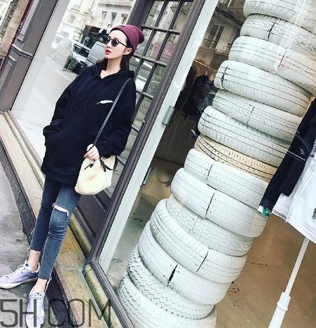 黑色衣服被漂白水弄壞怎么復(fù)原？黑色衣服被84燒黃了怎么辦？
