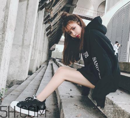 黑色衣服被漂白水弄壞怎么復(fù)原？黑色衣服被84燒黃了怎么辦？