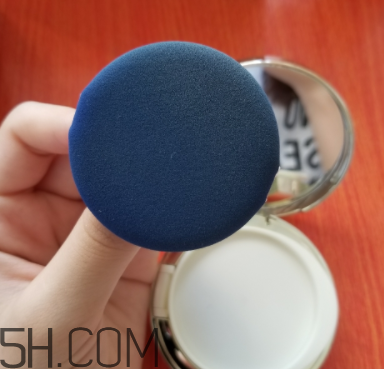 sum37空氣感氣墊霜浮粉嗎？適合油皮嗎？