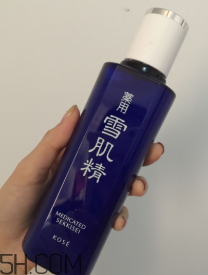 雪肌精化妝水盈潤型適合油皮嗎？適合夏季嗎？
