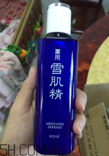 雪肌精化妝水盈潤型成分是什么？會使皮膚變薄嗎？