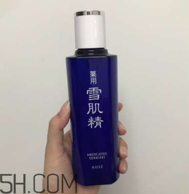 雪肌精化妝水盈潤型成分是什么？會使皮膚變薄嗎？