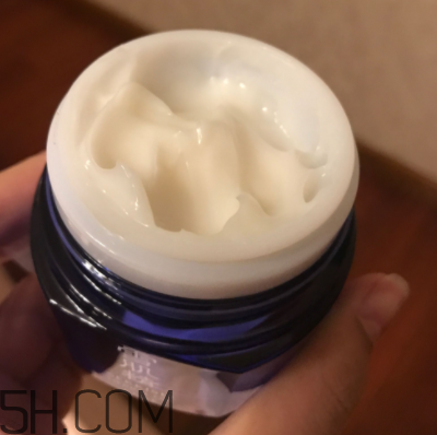 雪肌精菁華凝霜油不油？適合油皮嗎？