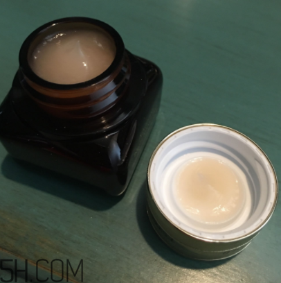 雅詩蘭黛小棕瓶眼霜每次用多少毫升？每次用量多少？
