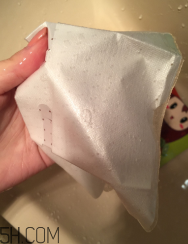 詩婷露雅哪款面膜補(bǔ)水好？哪款適合輕齡?。?></p><h3>詩婷露雅面膜怎么樣</h3><p>外觀的顏值到位了，但面膜紙有點(diǎn)小Lo。面膜紙不是那種軟軟的特別服帖的那種，做完面膜以后精華還是蠻多的吸收挺好的！我的皮膚不屬于敏感類型的！還是用慣了那種蠶絲面膜紙，比較服帖我的臉！美眉們可以根據(jù)自己的感覺來購買這款產(chǎn)品，畢竟我只是在表達(dá)我自己的真實(shí)感受。么么噠～每盒面膜后邊都會(huì)貼有一個(gè)合格的小標(biāo)簽，不會(huì)存在二次銷售的現(xiàn)象還會(huì)貼有一個(gè)正品的查詢碼，生產(chǎn)日期也是最新的，這個(gè)可以放心使用盒子很有設(shè)計(jì)感，少女心爆棚看外觀顏值還是蠻不錯(cuò)滴，很可愛設(shè)計(jì)感很強(qiáng)無論是外殼還是單片面膜都沒的說打開后有淡淡的水果的香味不難聞，也沒有刺鼻的化學(xué)物品的味道精華還是蠻多的！多余的可以摸到脖子跟胳膊上。但是不得不說這個(gè)面膜紙真心剪裁不到位。</p><p style=