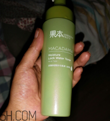 詩婷露雅生肌液滋潤型適合輕熟肌嗎？油不油？
