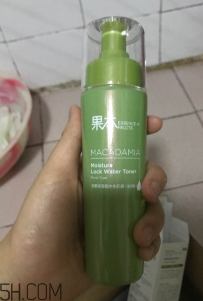 詩婷露雅生肌液滋潤型適合輕熟肌嗎？油不油？