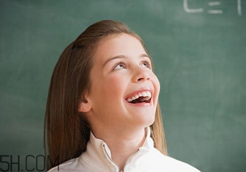 女孩月經(jīng)初潮量多量少正常嗎？月經(jīng)初潮一般幾天干凈？