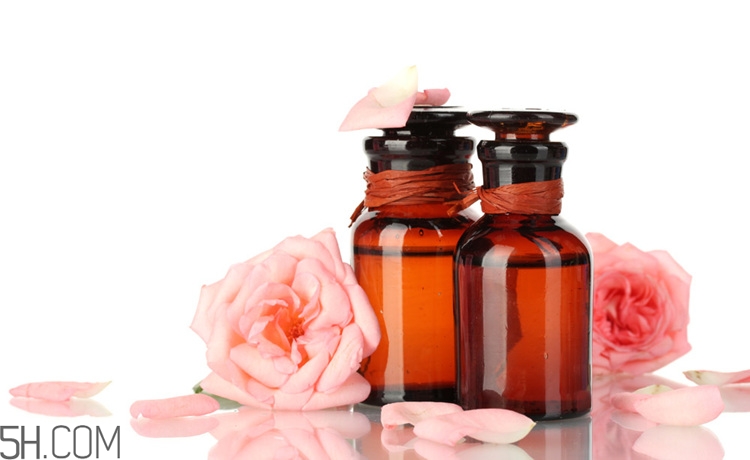 玫瑰精油能泡腳嗎？玫瑰精油的使用方法有哪些？