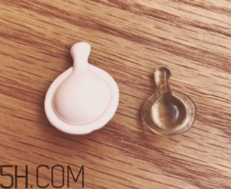 伊麗莎白雅頓眼部精華液油不油？長(zhǎng)脂肪粒嗎？