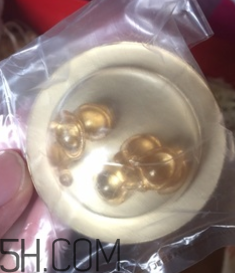 伊麗莎白雅頓眼部精華液油不油？長(zhǎng)脂肪粒嗎？