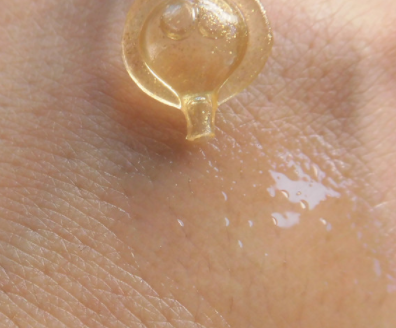 伊麗莎白雅頓眼部精華液油不油？長(zhǎng)脂肪粒嗎？