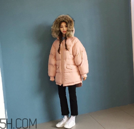 羽絨服怎么穿不顯胖？冬季好看的女裝羽絨服時尚搭配