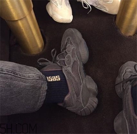 yeezy 500 desert rat純黑配色實(shí)物什么樣？