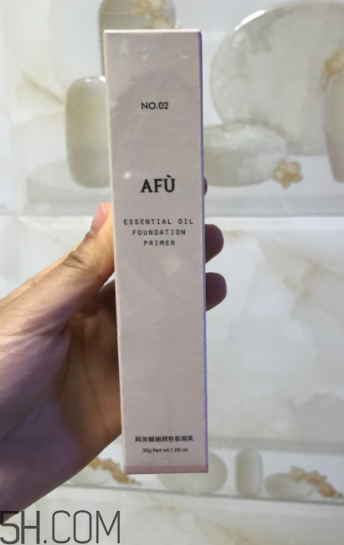 阿芙精油妝前乳色號有哪些？哪個色號能遮痘?。?></p><h3>阿芙精油哪個色號能遮痘印</h3><p>綠色適合偏紅、有痘印的肌膚使用。使用心得：先看包裝，特別完美！包裝的特別嚴(yán)實，對于客戶特別負責(zé)！打開包裝，是很精致的一個小東西，方便攜帶，是個30g的精致小黑管！在看擠壓口，特別小特別精致，用多少取多少，不怕擠多了浪費。先打開蓋子，口子特別小，但是又不會不好擠出，特別使用。根據(jù)自己平時的使用量擠出適合自己的用量，我這個適合紫色，適合我這個敏感還帶有紅血絲的膚質(zhì)！涂開之后，特別顯膚色，特意看出來，膚色提亮了一個色度，但是又不會特別蒼白！精簡，好攜帶，而且提亮膚色特別特別好？推薦呦！</p><p style=