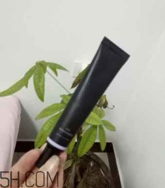 阿芙精油妝前乳色號有哪些？哪個色號能遮痘?。?></p><h3>阿芙精油妝前乳怎么樣</h3><p>整體感受是：1.對于使用粉底液之前就先使用“阿芙妝前乳”能夠起到很大的均勻膚色、提亮增白膚色的效果。2.使用完“阿芙妝前乳”后，在進行粉底液打底等，可以幫助整體的妝感更加精致。3.因為內(nèi)含精油養(yǎng)膚的成分，所以有淡淡的花草香味。4.“阿芙精油潤色妝前乳”不僅可以用來起到隔離作用，還可以用來遮蓋毛孔，使妝效更細膩。5.這款妝前乳比較人性化，共有三個色號（綠色、紫色、粉色）可供選擇。</p><p style=