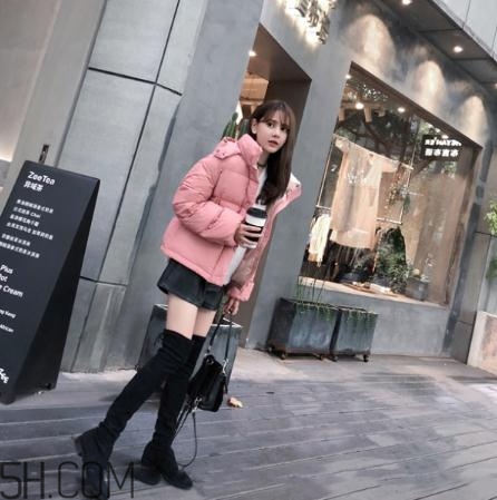 粉色羽絨服配什么鞋子？粉色羽絨服搭配鞋子圖片