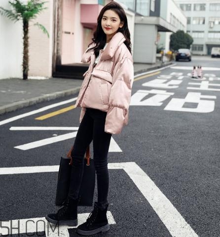 粉色羽絨服配什么鞋子？粉色羽絨服搭配鞋子圖片