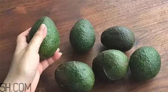 牛油果和牛奶可以一起吃嗎？牛油果和牛奶可以榨汁嗎？