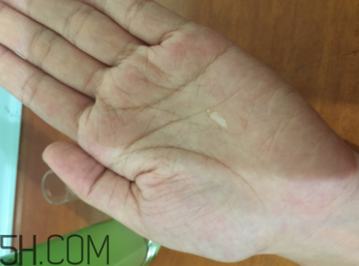 蘭蔻水光瓶后續(xù)要疊加面霜嗎？可以和精華疊加嗎？