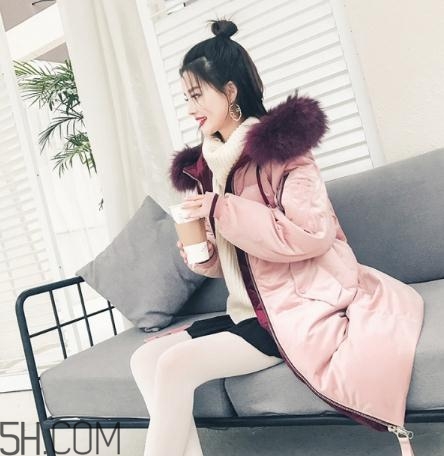 粉色羽絨服里面怎么搭配？粉色羽絨服內(nèi)搭什么？