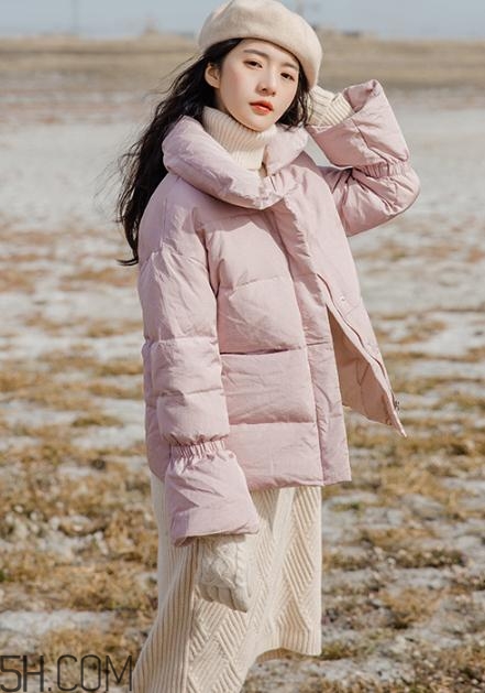 粉色羽絨服里面怎么搭配？粉色羽絨服內(nèi)搭什么？