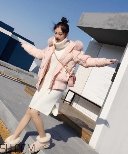 粉色羽絨服里面怎么搭配？粉色羽絨服內(nèi)搭什么？