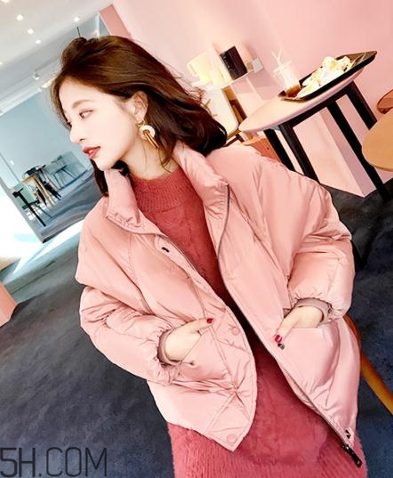 粉色羽絨服里面怎么搭配？粉色羽絨服內(nèi)搭什么？
