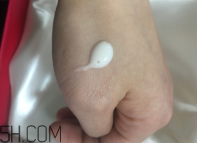 蘭蔻美膚修護(hù)精華乳有刺激嗎？適合敏感肌嗎？